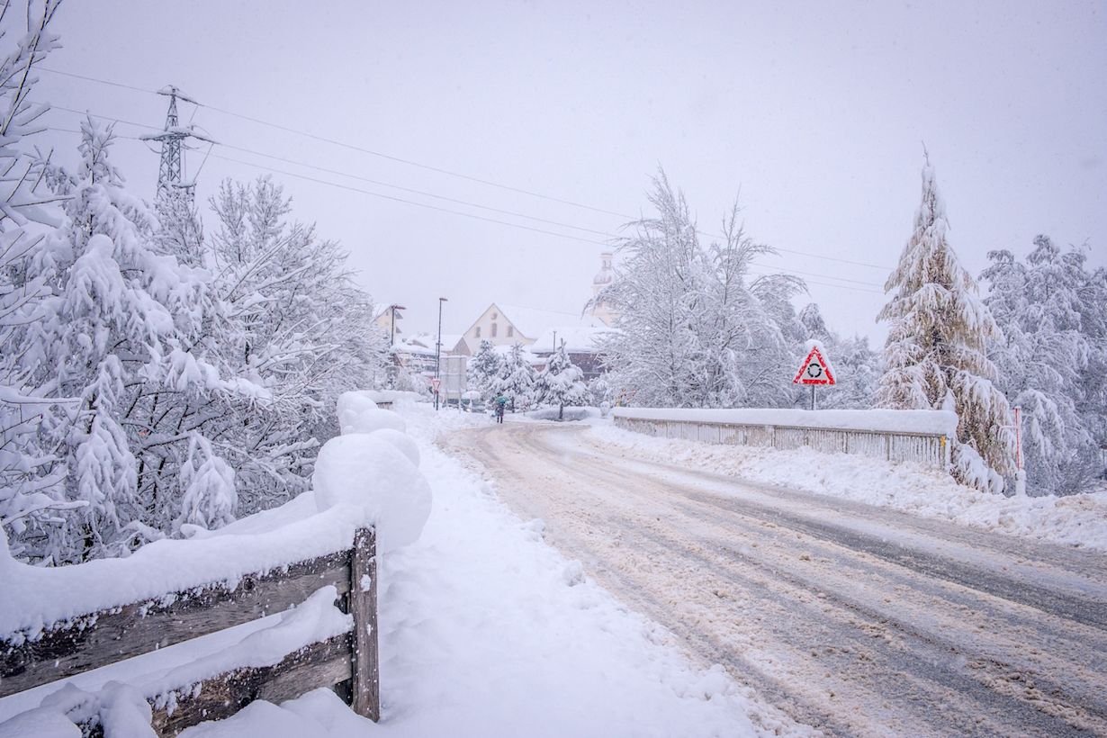 Sneeuw op de wegen in de Alpen tijdens het komende weekend. Foto: Adobe Stock / Alexey Oblov