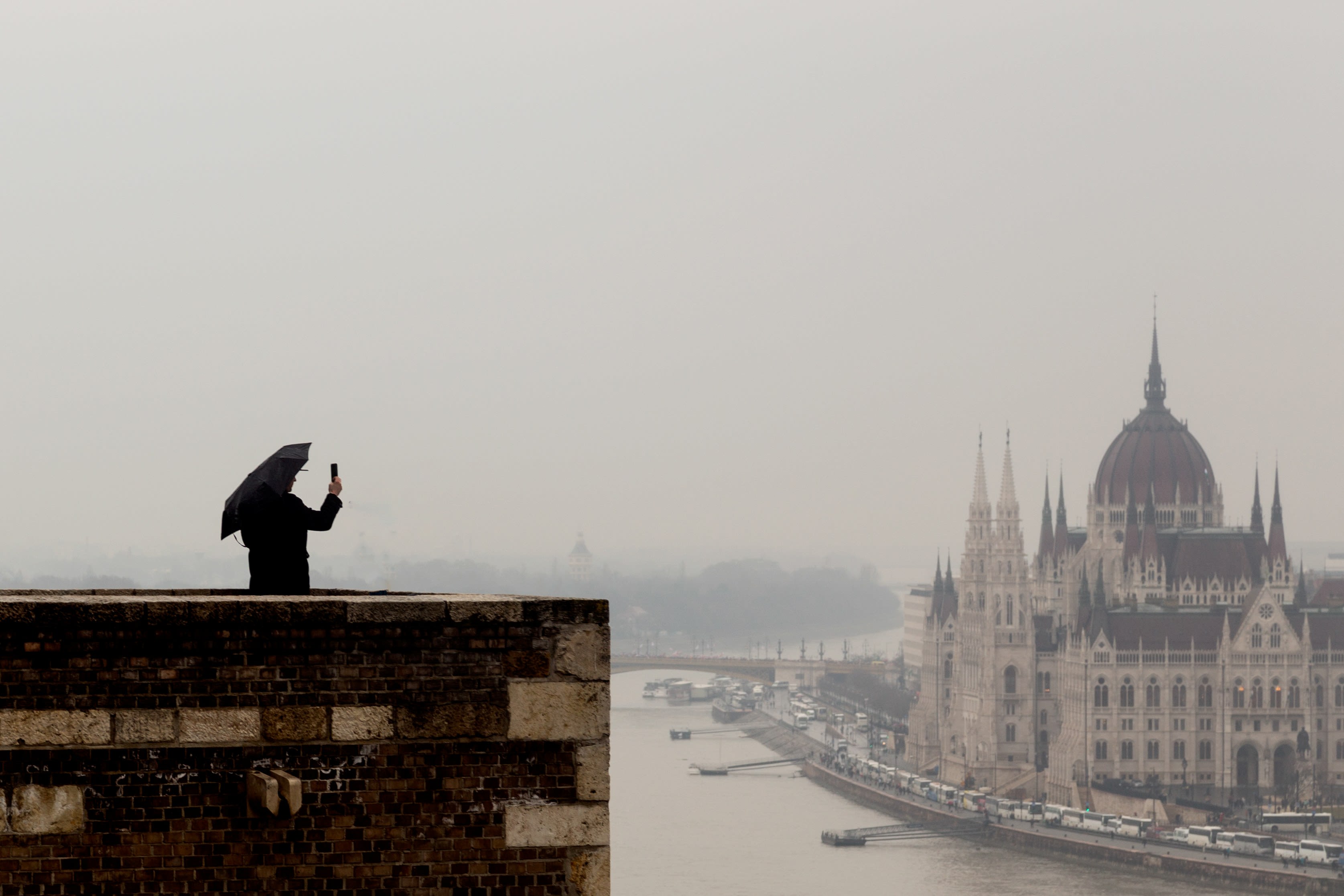 In Budapest regent het. Foto: Adobe Stock / meraleguz