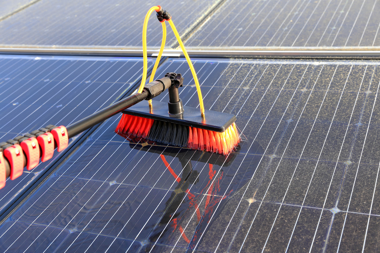 Nettoyer les panneaux solaires. Photo : Adobe Stock / Lohrbach