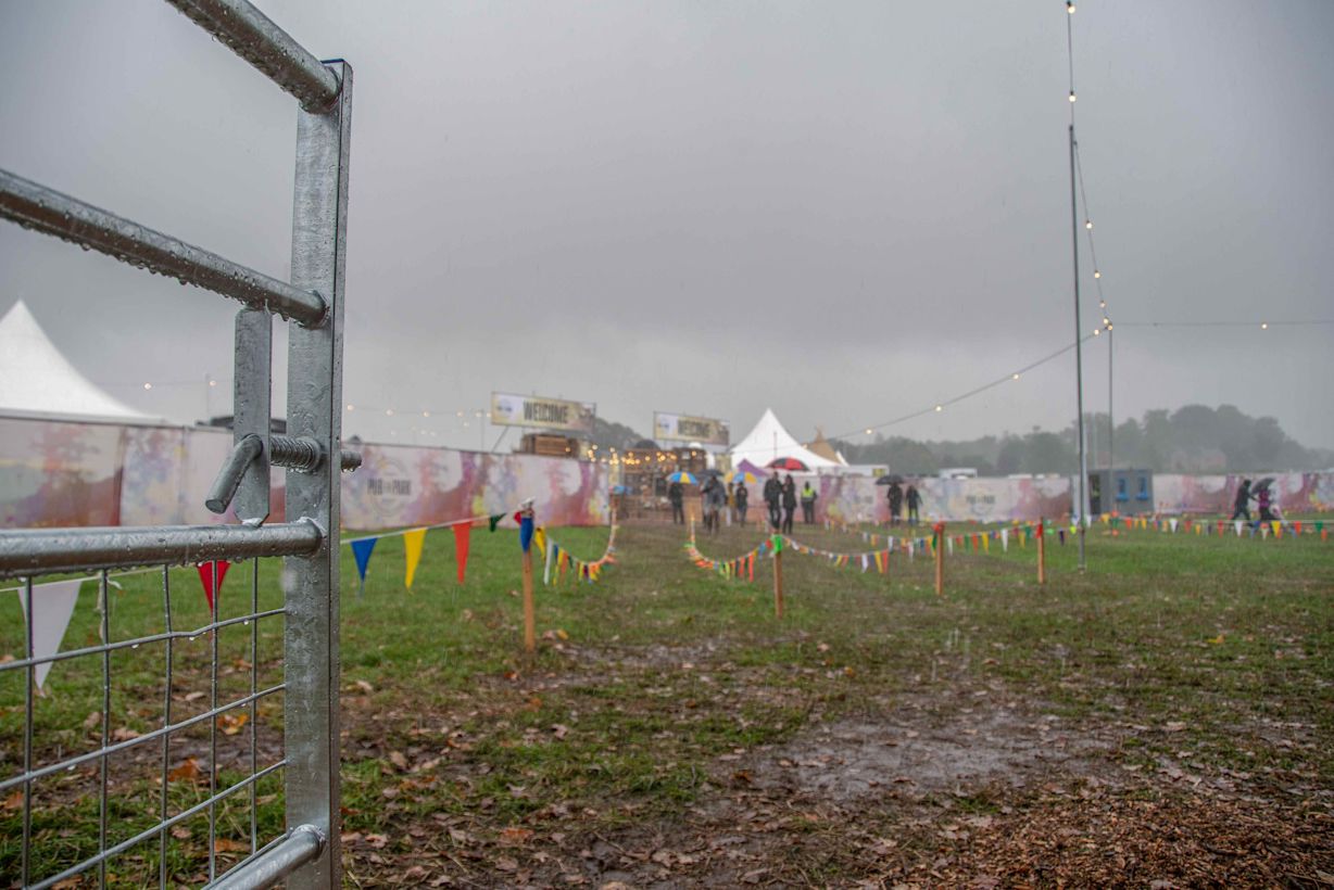 Slecht weer bij een festival. Foto: Omar/Adobe Stock