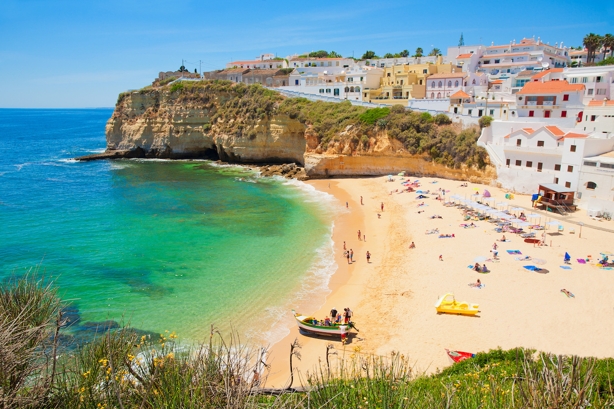 Prachtig strandweer in de Algarve. Foto: AdobeStock / santosha57