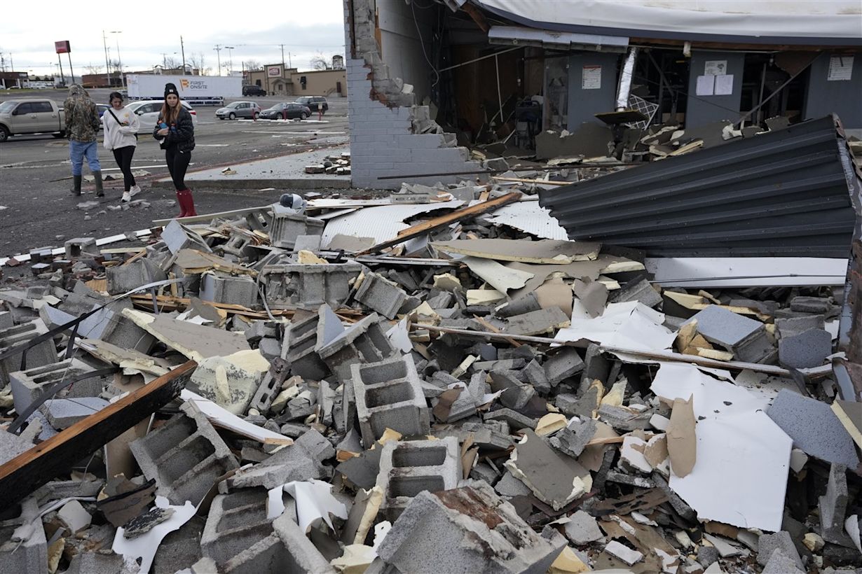 Schade na een tornado. Foto: ANP/EPA/MARK HUMPHREY
