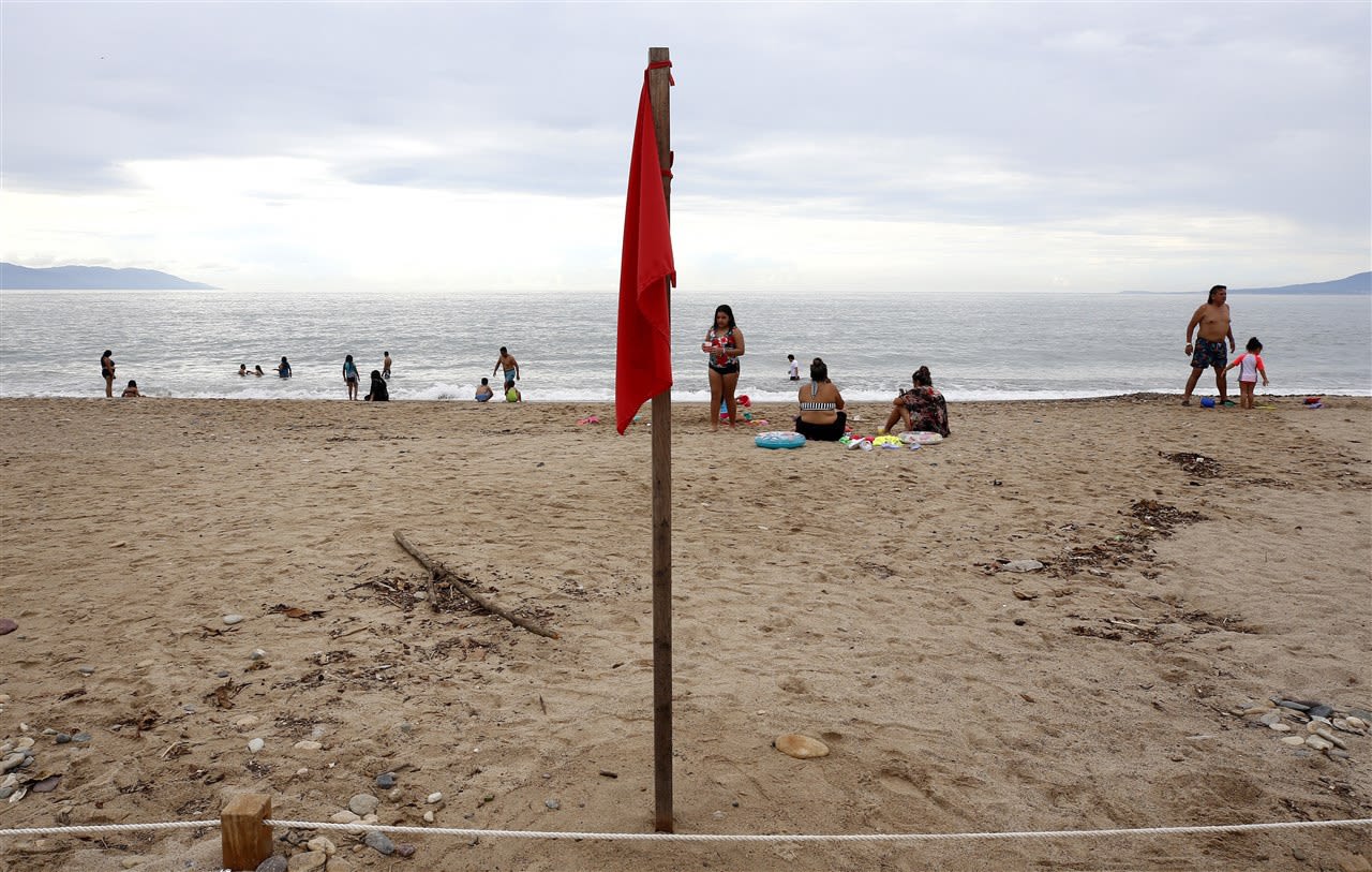 Strandganges genieten nog even van het strand voordat orkaan Lidia Mexico bereikt. Foto: AFP / Ulises Ruiz