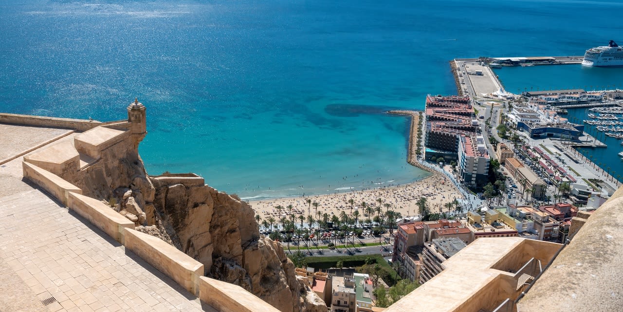 Zicht vanaf het kasteel op de haven van Alicante. Foto: Adobe Stock / Luis