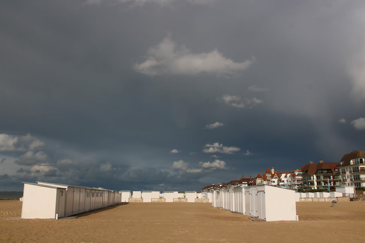 Dreigende wolkenluchten boven het strand bij Knokke-Heist. Foto: Adobe Stock / jef77