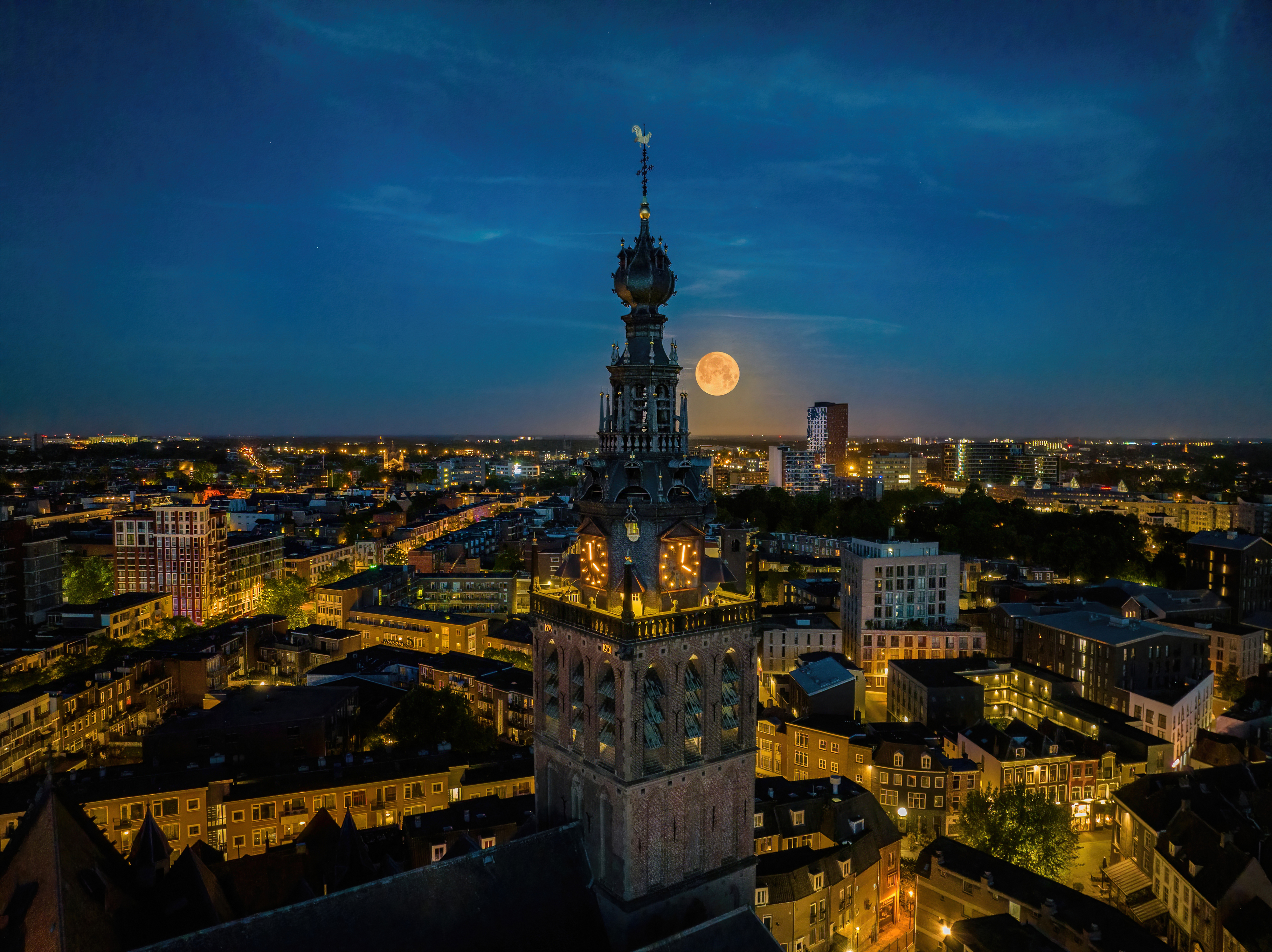 De supermaan in juni was uitstekend te zien, zoals hier in Nijmegen. Foto: Paul Beckers