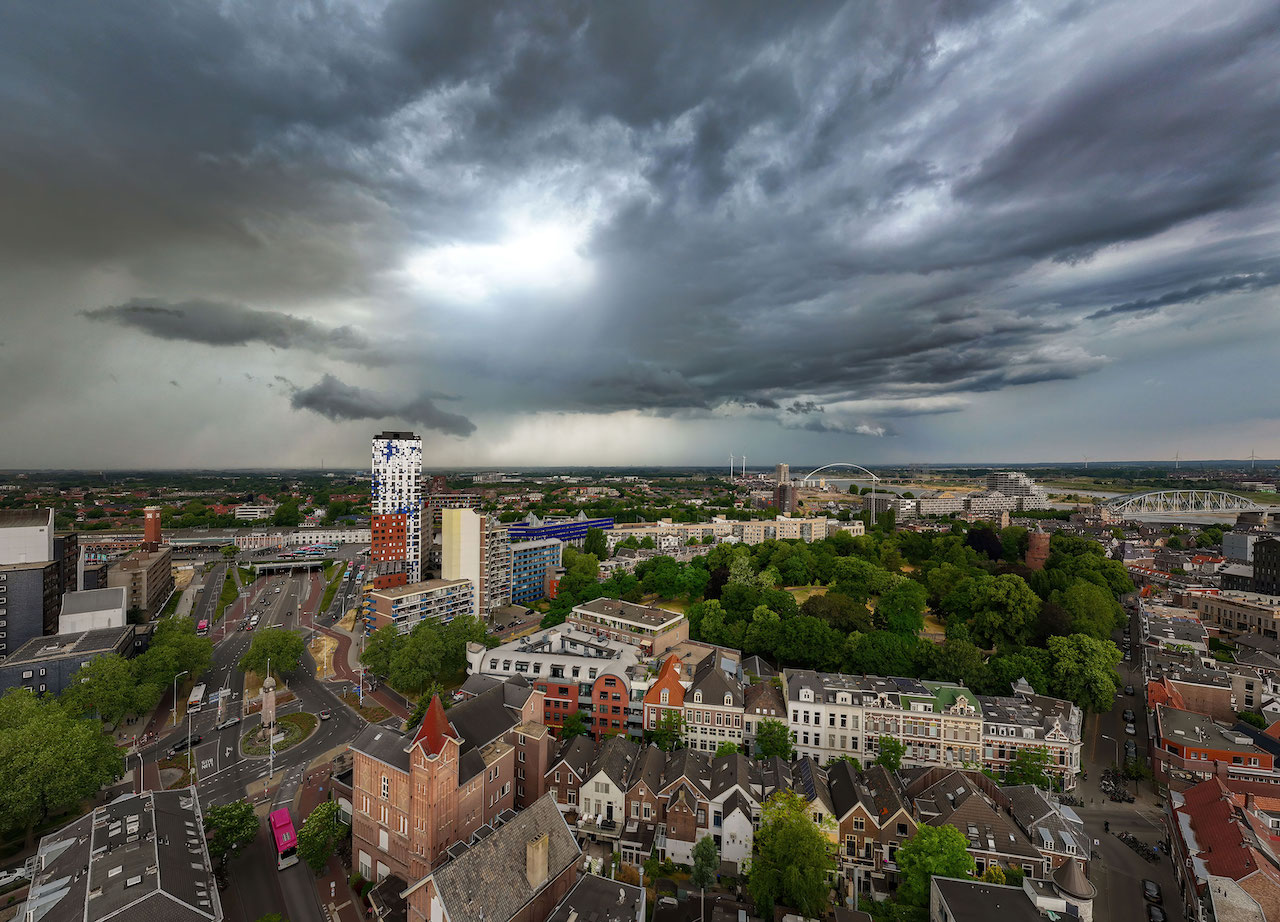 Buien boven Nijmegen. Foto: Paul Beckers