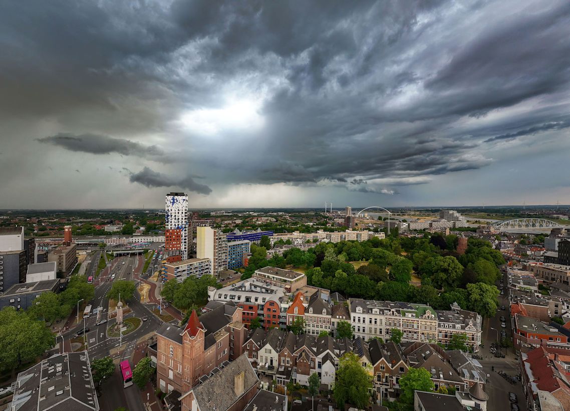 Buien boven Nijmegen. Foto: Paul Beckers