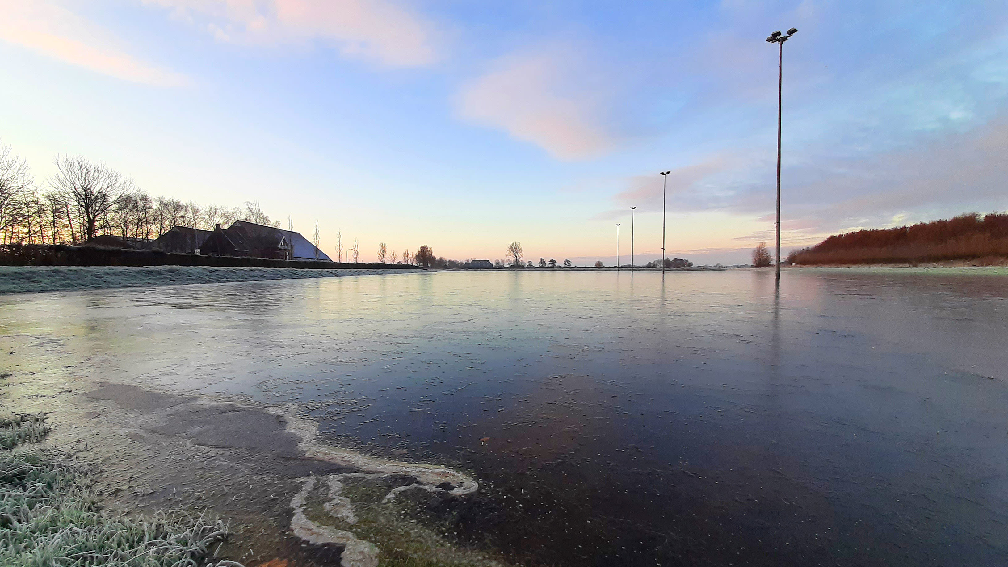 De eerste ijsbanen hebben al een laagje ijs. Foto: Jannes Wiersema