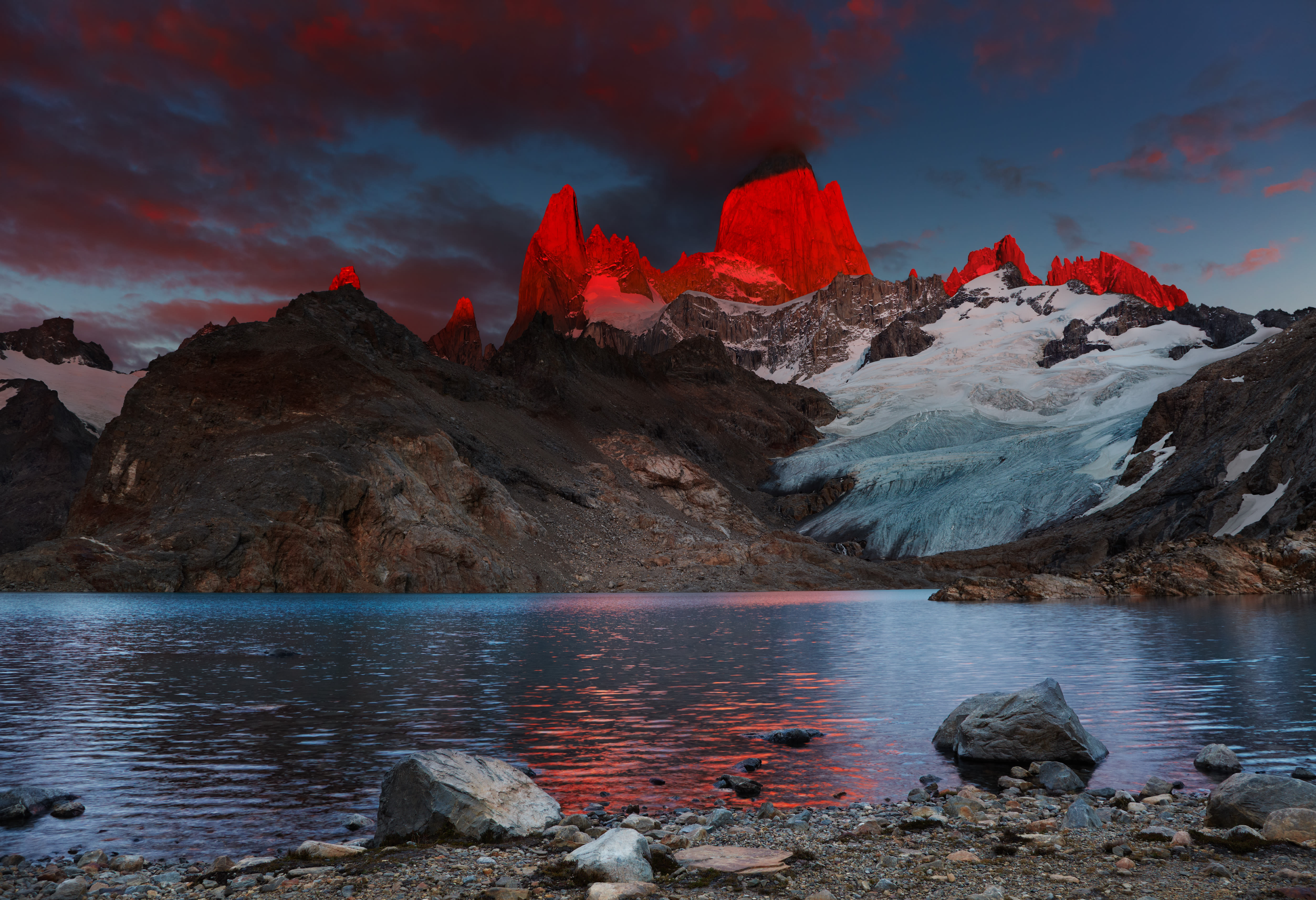 Alpengloeien komt overal voor. Oplichtende berg toppen in Patagonia, Argentinië. Foto: Adobe Stock / Dmitry Pichugin