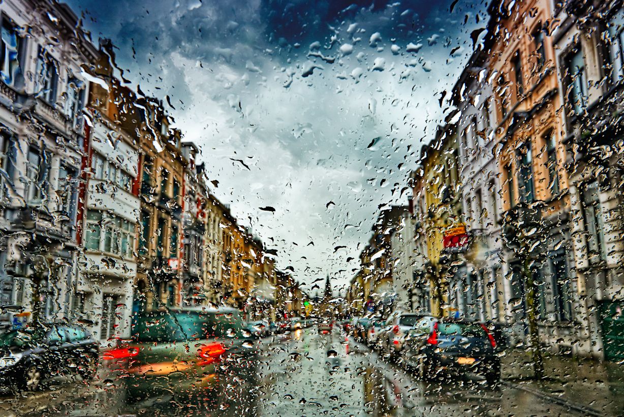 Regen op autoraam in de Belgische straten. Foto: Adobe Stock / pbombaert