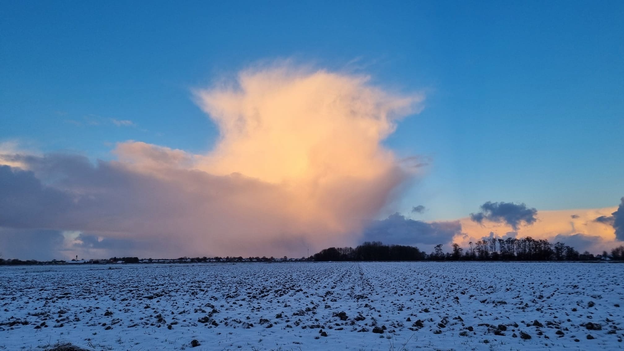Winterse buien trekken over het land. Foto: Jannes Wiersema
