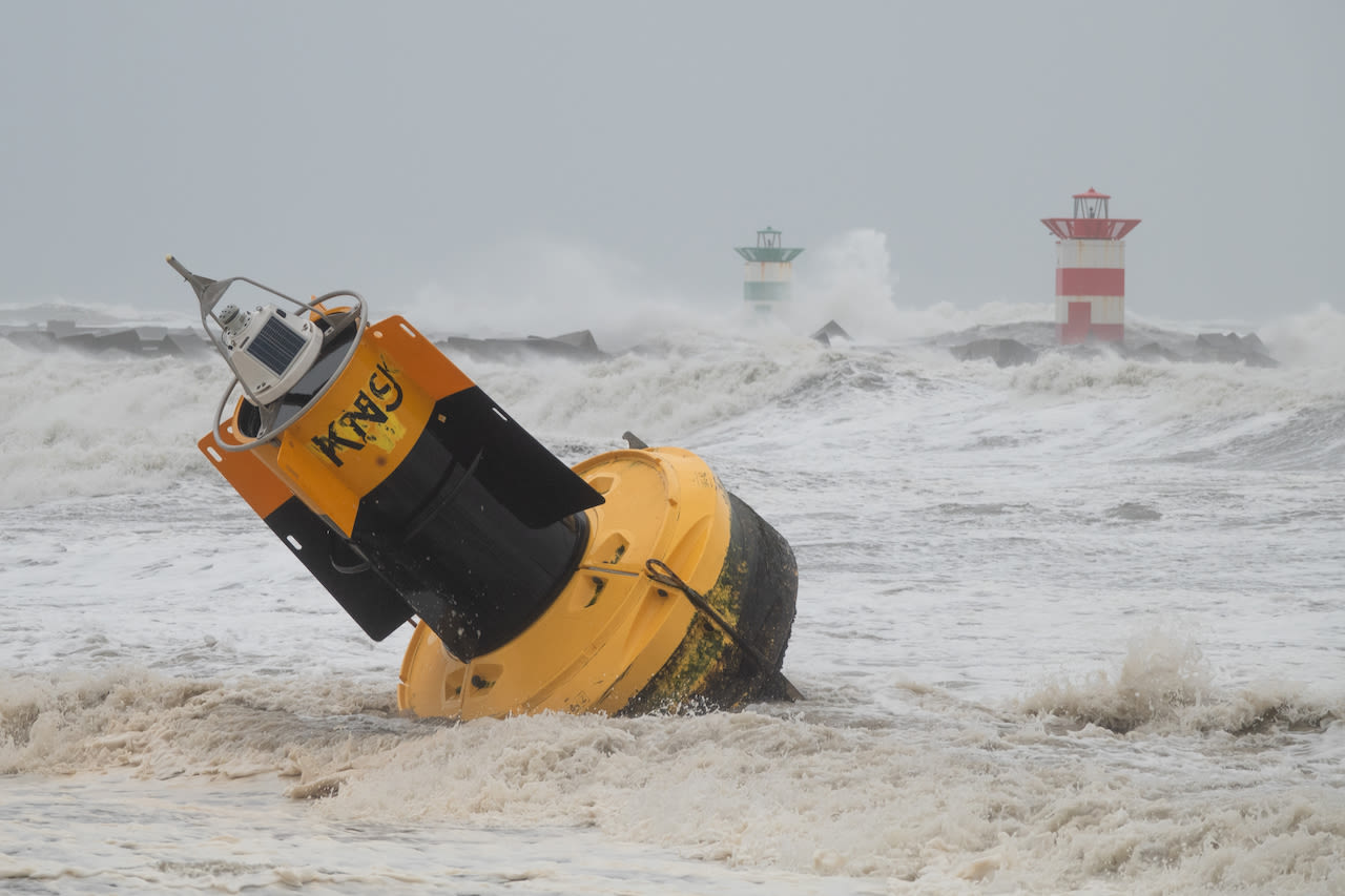 Hoge golven en een losgeraakte boei tijdens stormachtig weer. Foto: Marleen Fouchier