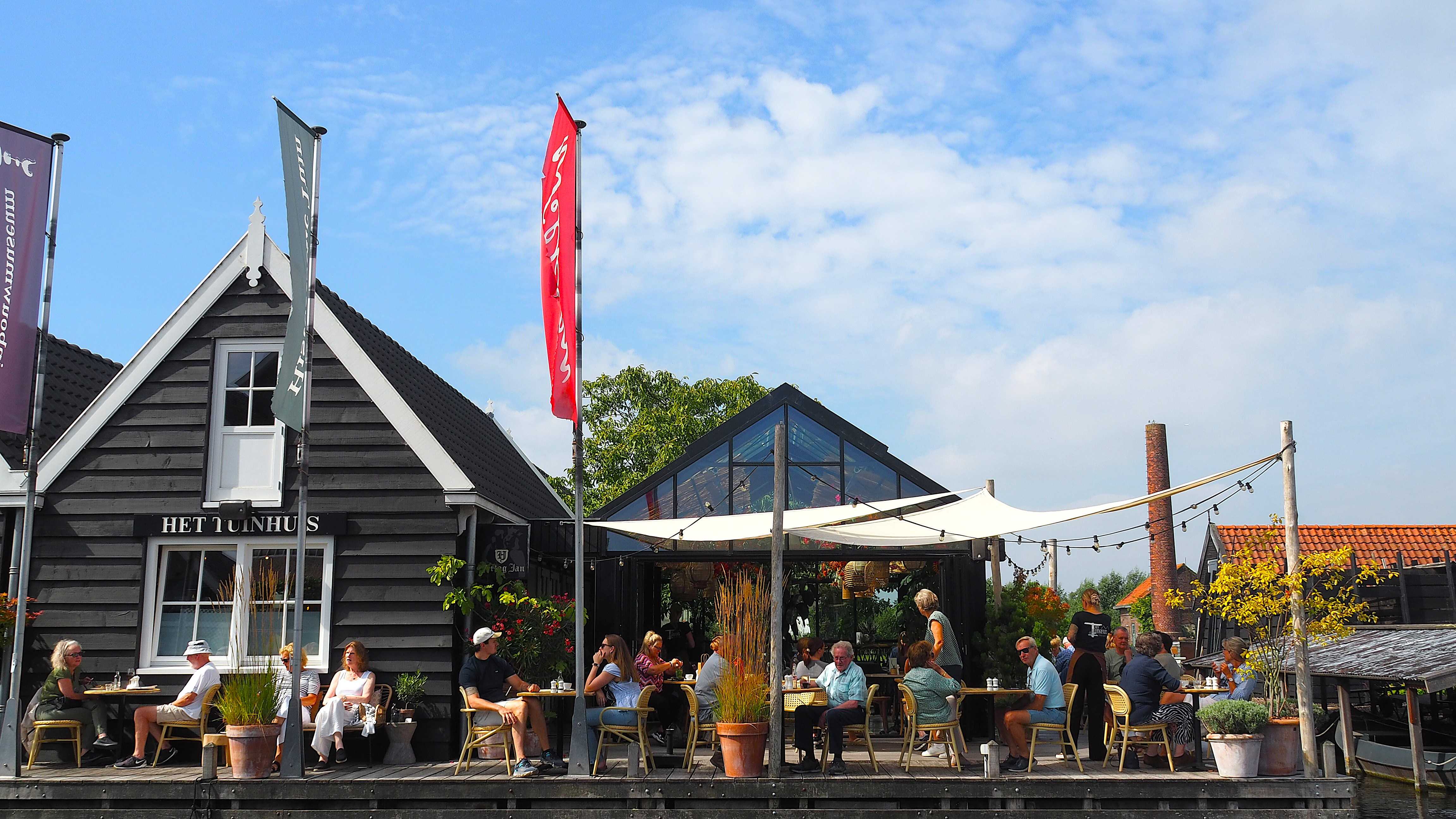 Korte broeken op het terras. Foto: Nellie Bartels