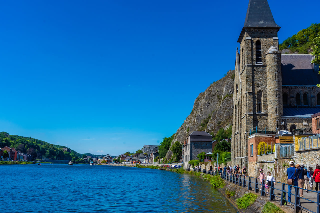 Strakblauwe luchten boven Dinant. Foto: Adobe Stock / Stefano Zaccaria