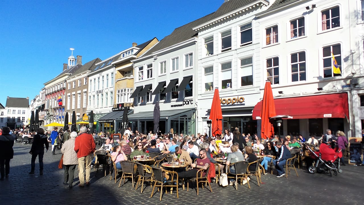 De terrasjes zaten vaak vol in februari 2019. Foto: Henk Voermans