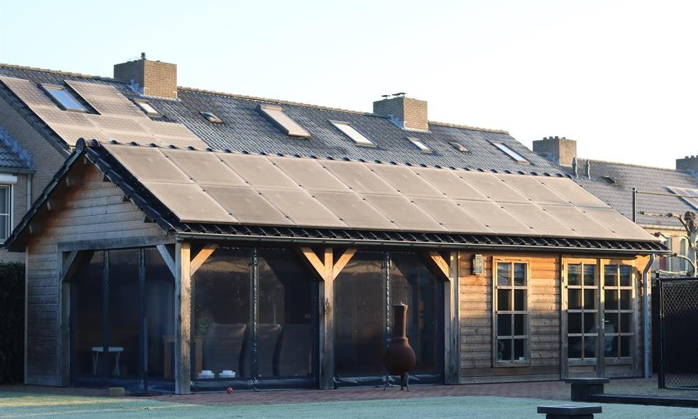 Zonnepanelen leveren tijdens een zonnige winterdag nog redelijk wat stroom op. Foto: Roel van de Kerkhof