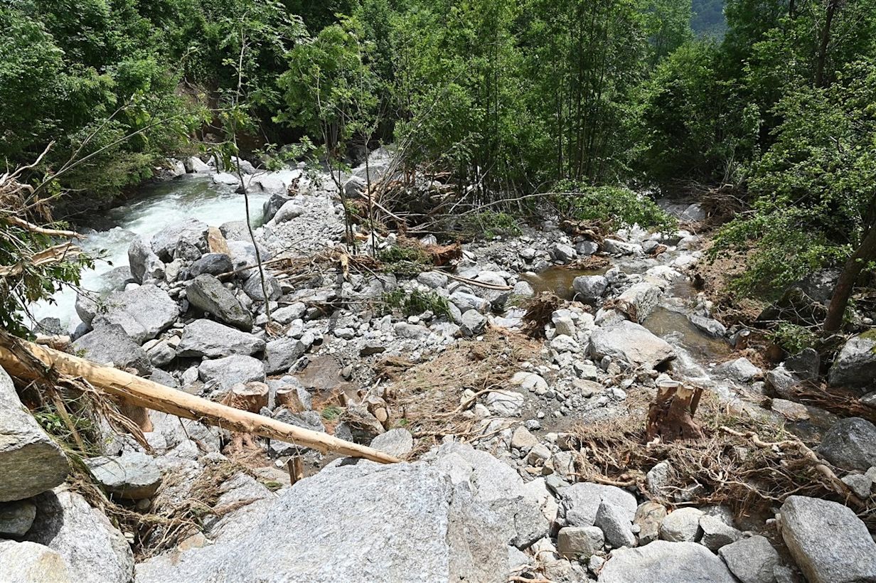Een gebied beschadigd door overstromingen in Chialamberto, Lanzovallei, vlakbij Turijn. Foto: ANP / EPA / Alessandro Di Marco.