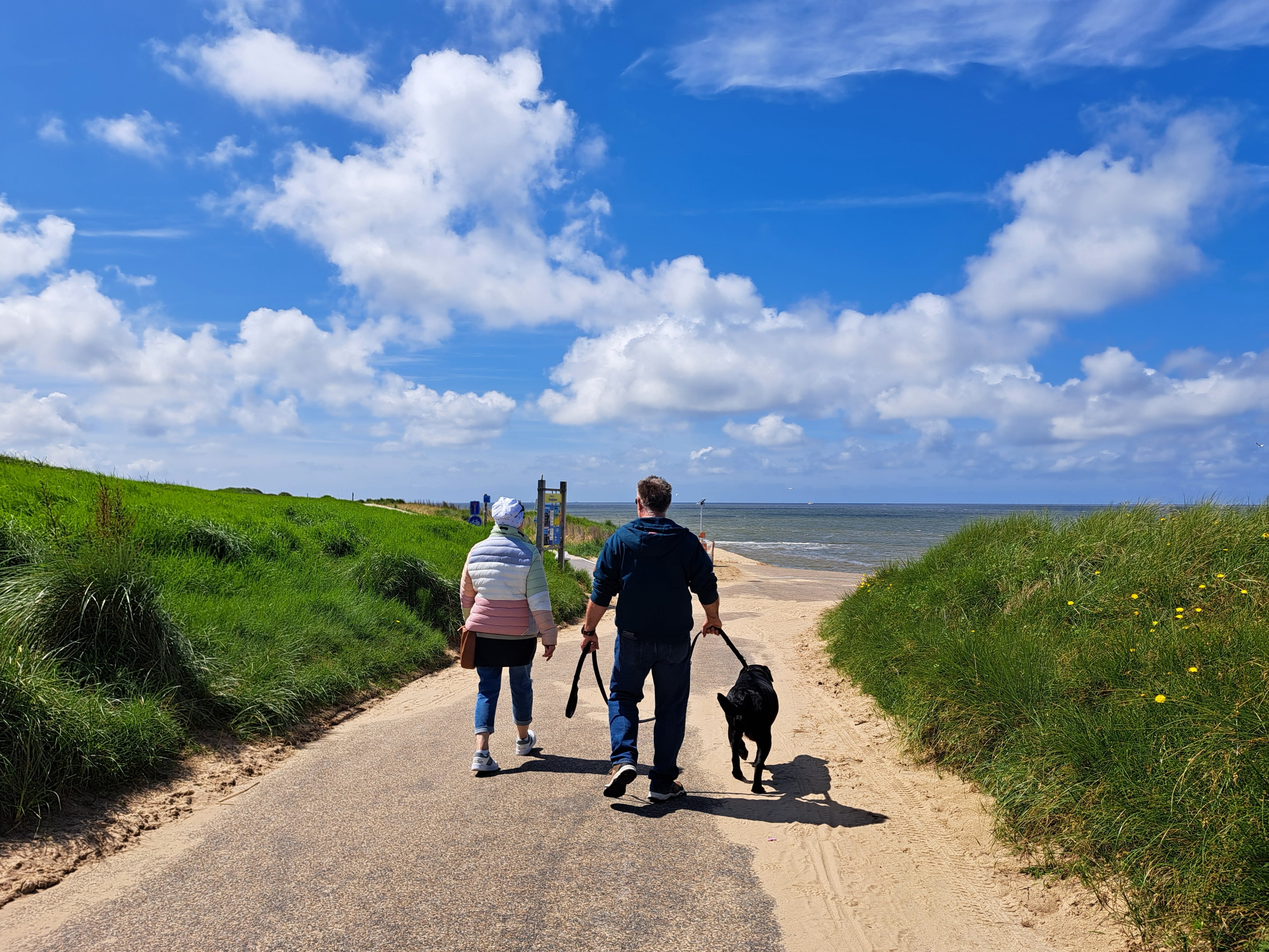 Wandelen aan het strand. Foto: Nel van Es.