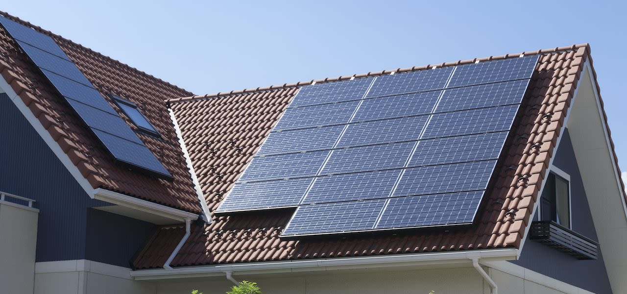 Zonnepanelen-in-de-zon-oka-1280x600