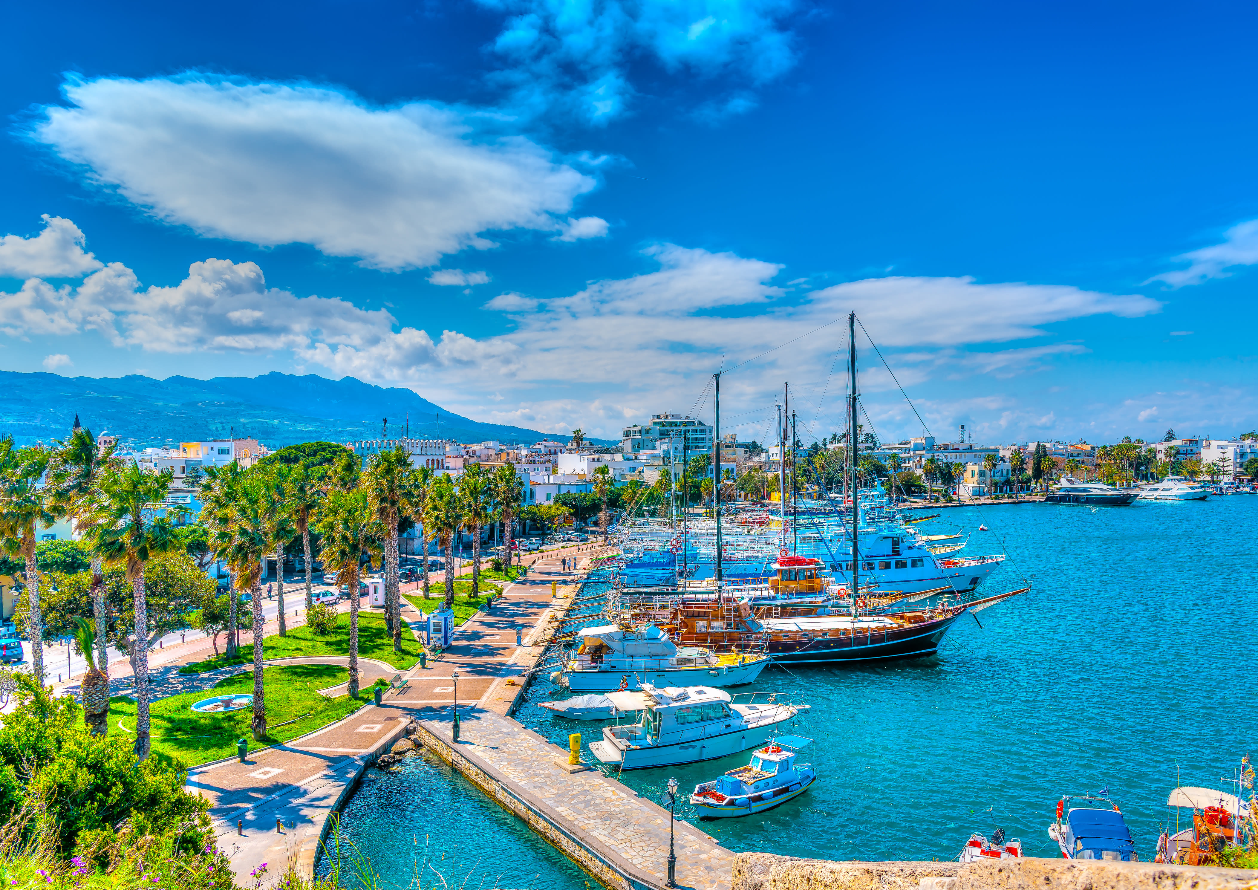 Prachtig zomerweer op het Griekse eiland Kos, met op de voorgrond de haven. Foto: Adobe Stock/imagIN photography