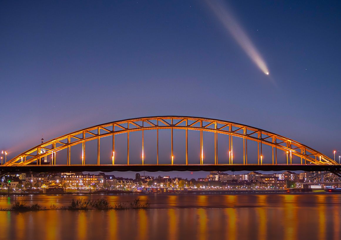 Komeet Tsuchinshan-ATLAS boven de waal in Nijmegen. Foto: Wouter van Bernebeek