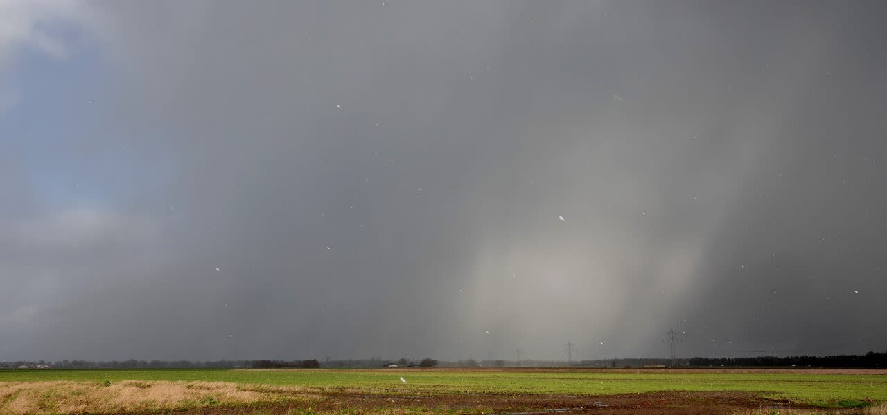 Ben-Saanen-winterse-bui-met-grijze-lucht-en-enkele-vlokken-1280x600