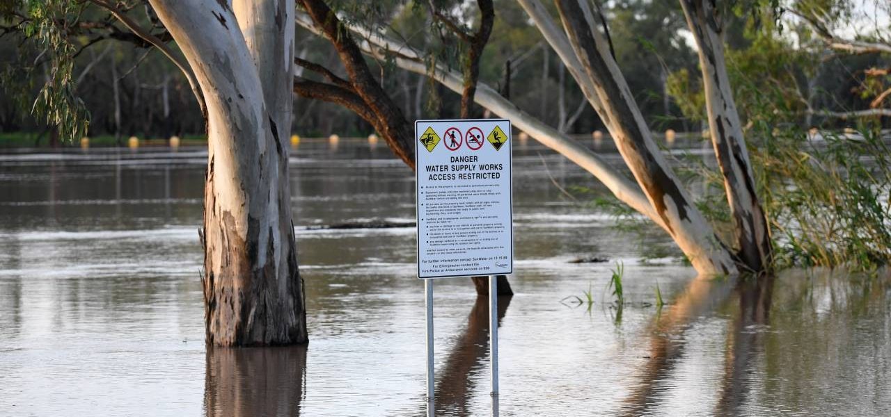 Australisch jongetje (10) en vader gered uit overstroomd bushland