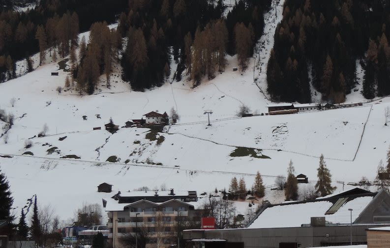 In de vroege herfst kan sneeuw spontaan van de nog warme Alpenweides glijden. Foto: Stubaital in november 2019 door Maarten Minkman.