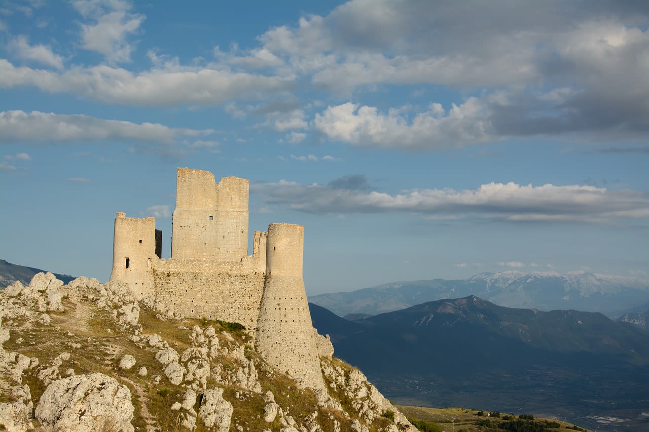 Foto: Rocca Calascio met uitzicht op Nationaal Park Gran Sasso e Monti della Laga – Bron: Pixabay