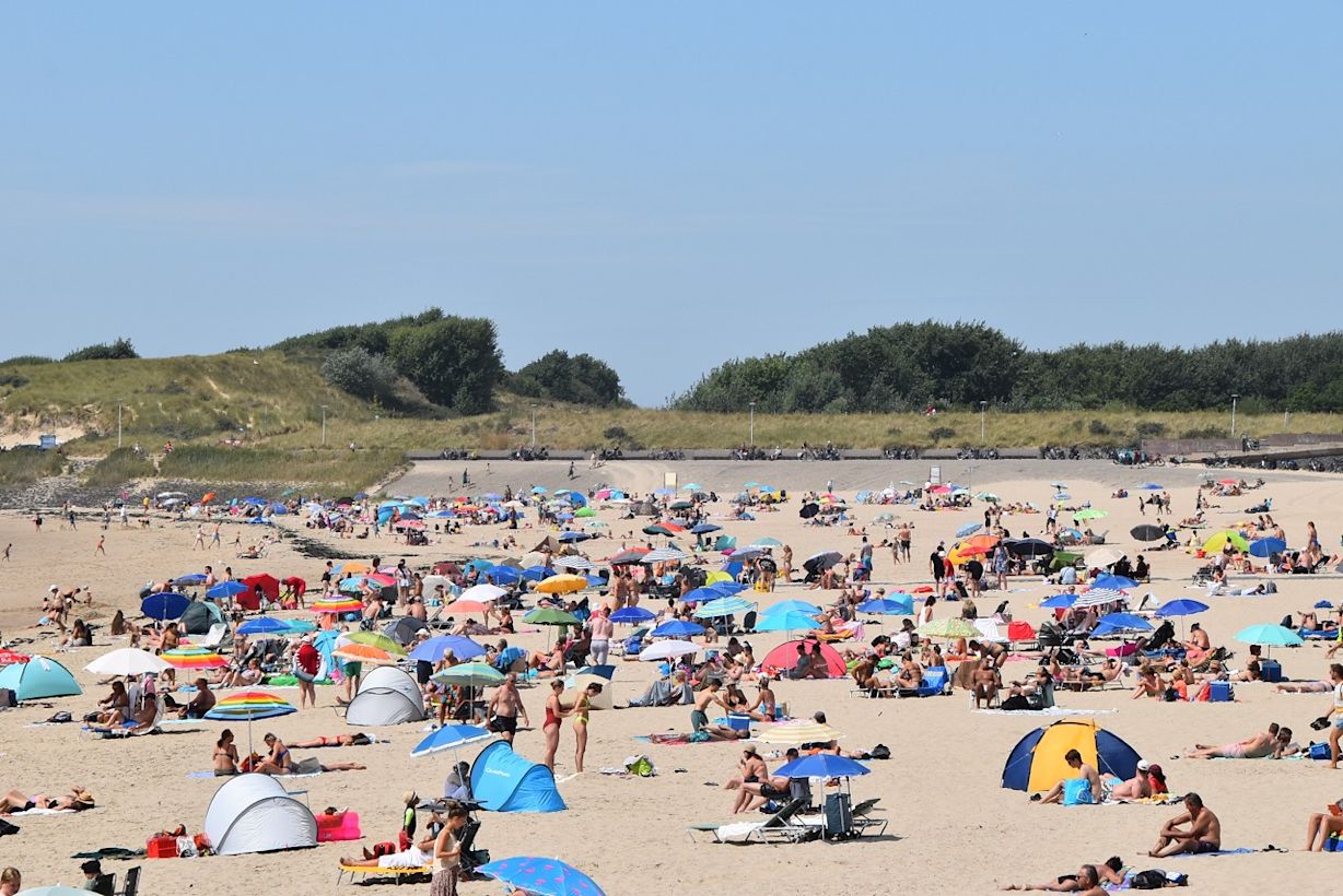 Een tropische dag levert drukte op de stranden op. Foto: Anne-Marie van Iersel