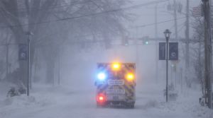 'Levensbedreigende' sneeuwstorm belemmert veel reizigers in VS