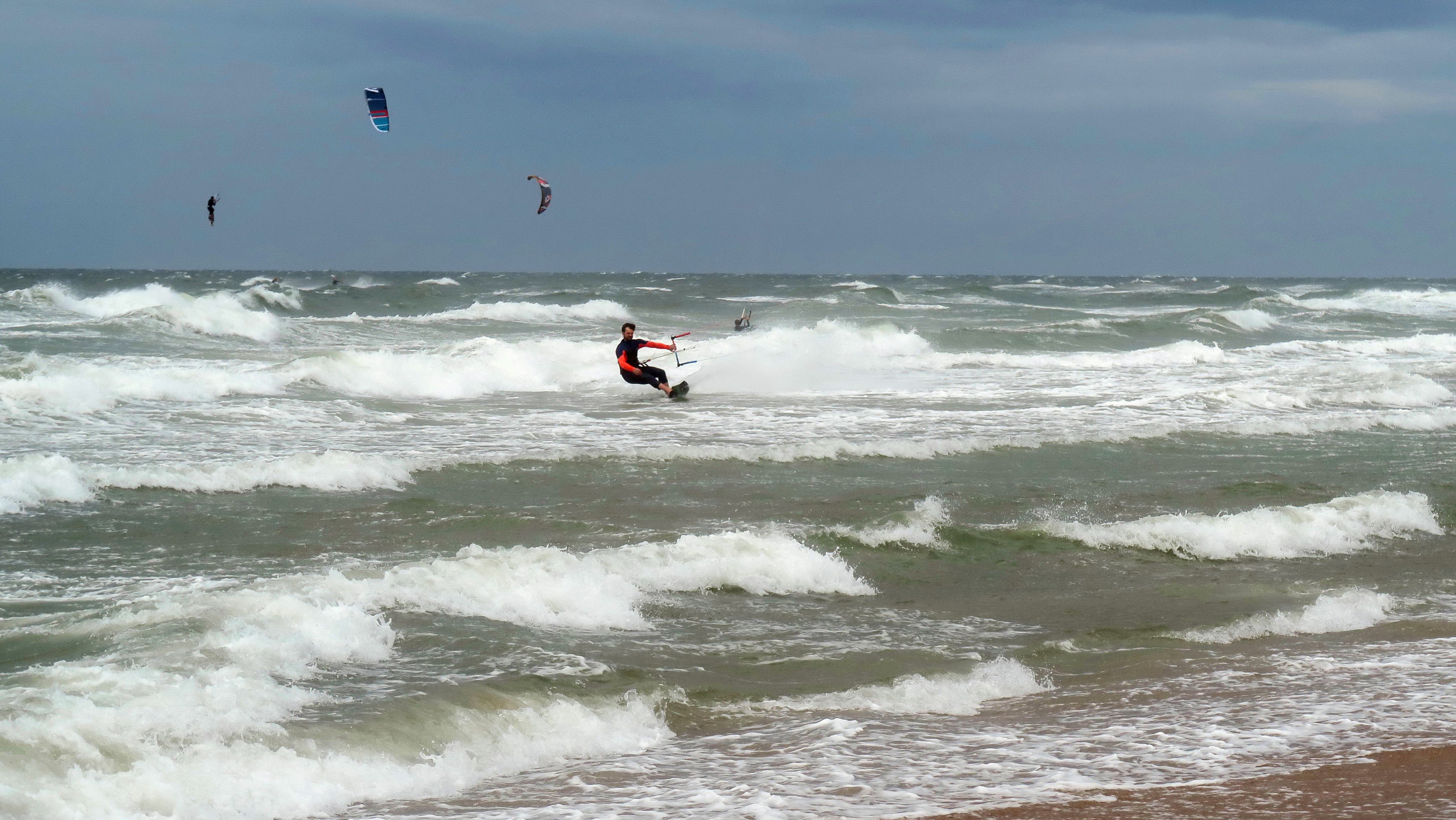 Met windkracht 5 is het goed weer voor kitesurfers. Foto: Zwitserw.