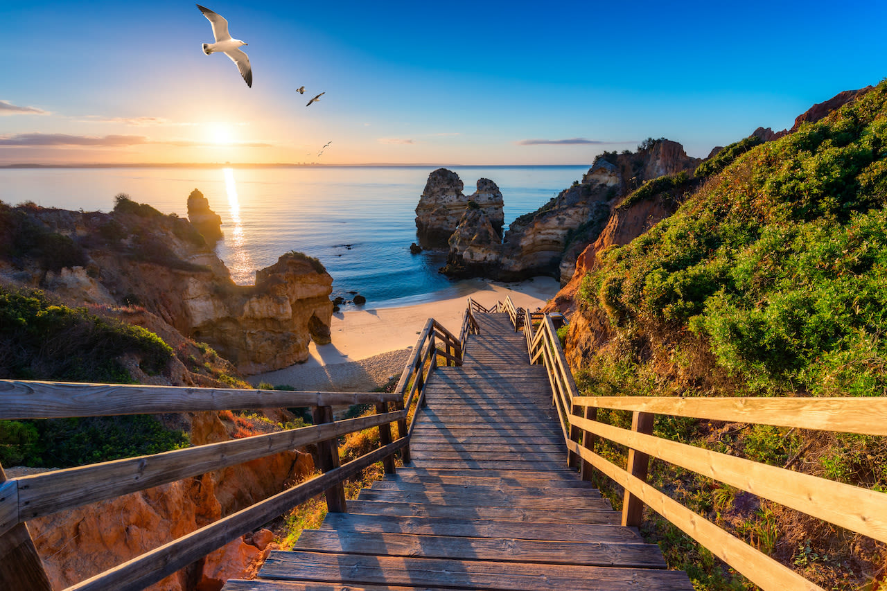 Adobe-Stock-daliu-vakantieweer-europa-trap-naar-prachtig-Portugees-strand