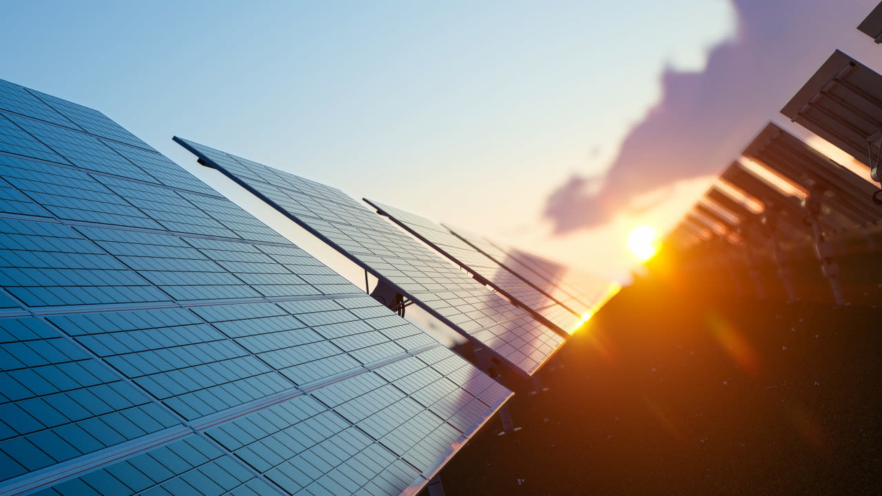 Adobe-stock-beysim-zonnepanelen-onder-een-hoek-met-zon-vroeg-in-de-ochtend-verkleind