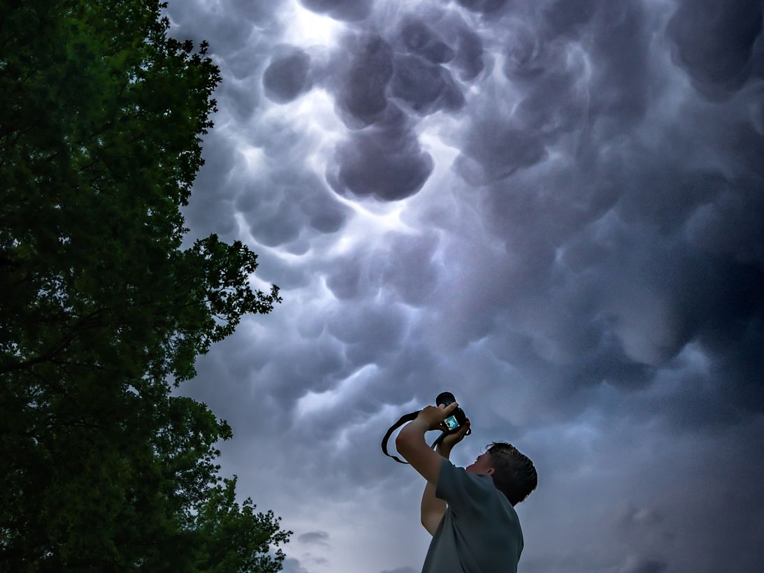 Mammatus wolken komen voor bij onweersbuien en zien er bijzonder uit. Foto: Wouter van Bernebeek.
