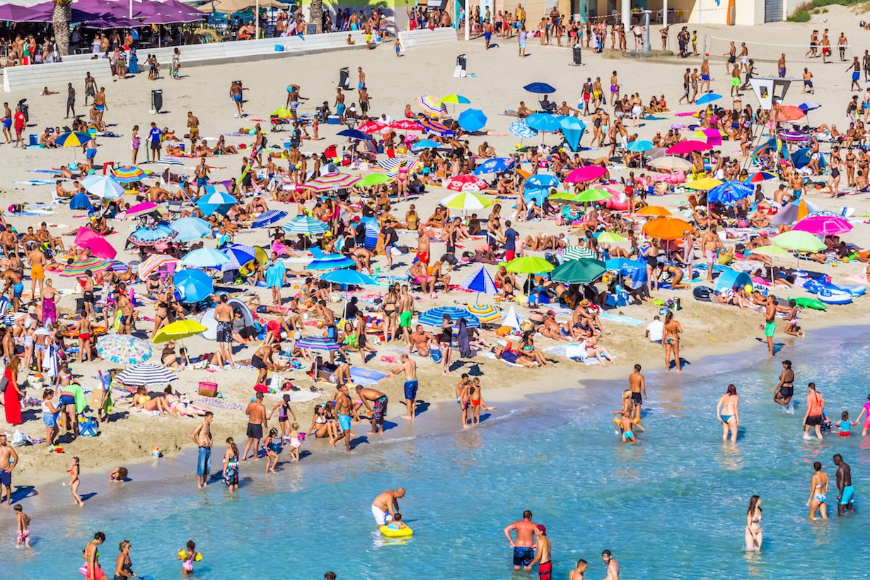 Stranden worden druk bezocht door de hoge temperaturen in Zuid-Europa. Foto: Adobe Stock / Unclesam