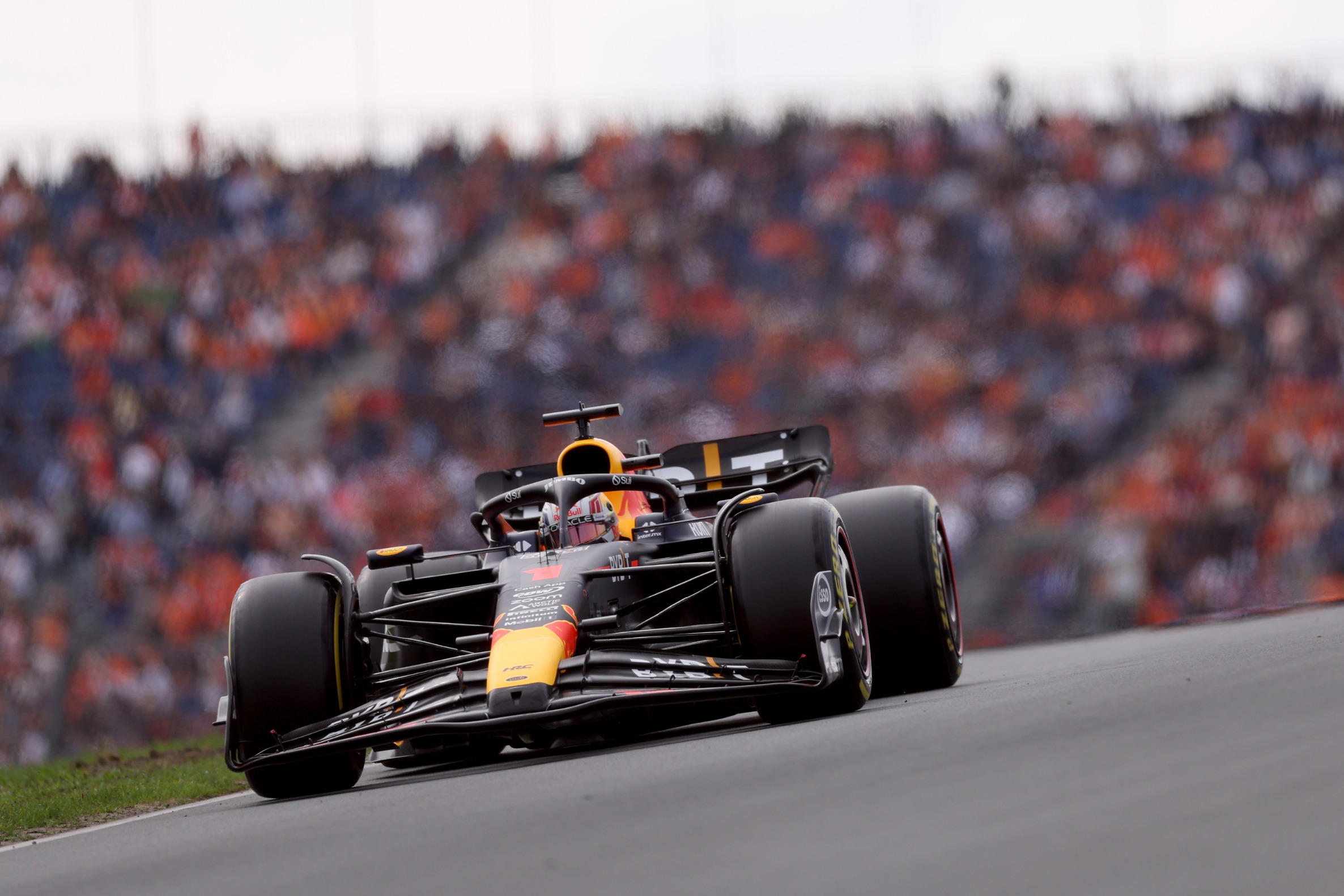 Max verstappen tijdens de vrije trainingen op het circuit van Zandvoort. Foto: Redbullcontentpool/Dean Mouhtaropoulos/Getty Images