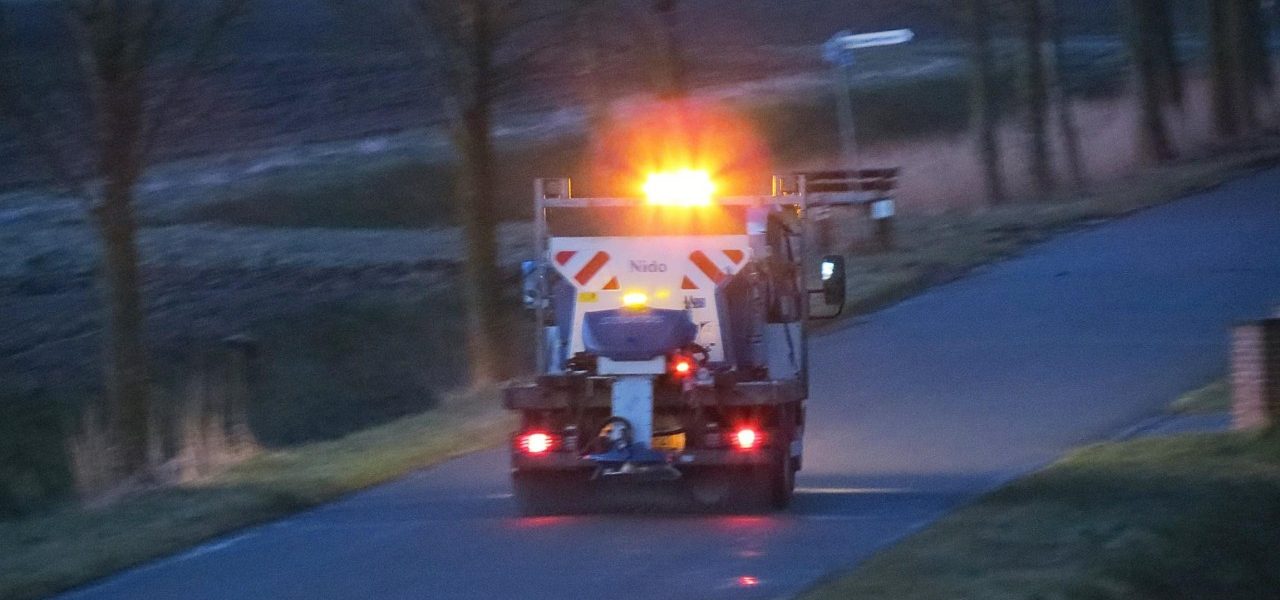 Strooiauto in actie. Foto: Jannes Wiersema