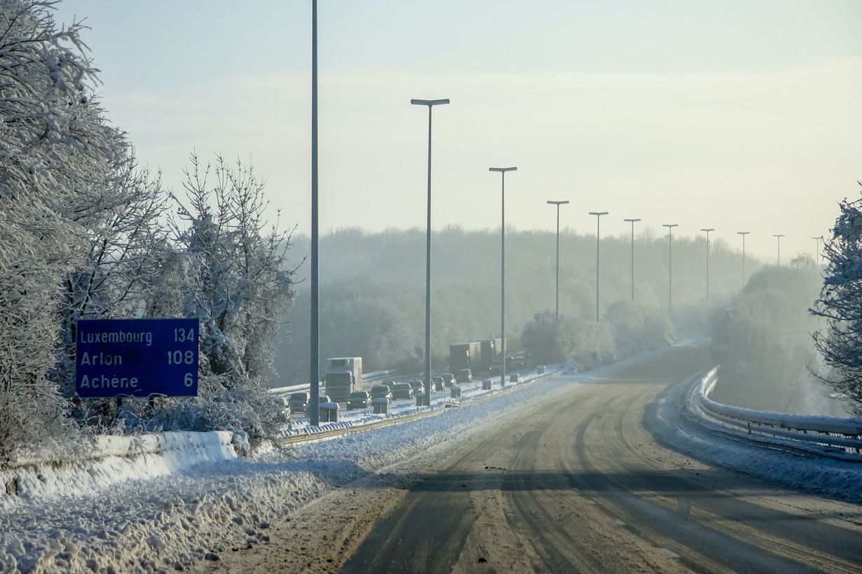 Sneeuw op snelweg in Ardennen. Foto: Adobe Stock / simonwhitehurst
