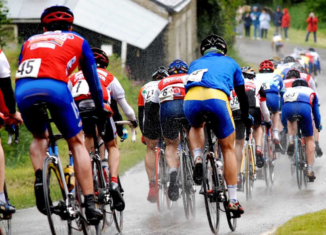 Wielrenners, regen, Tour de France, wielerwedstrijd, wisselvallig weer