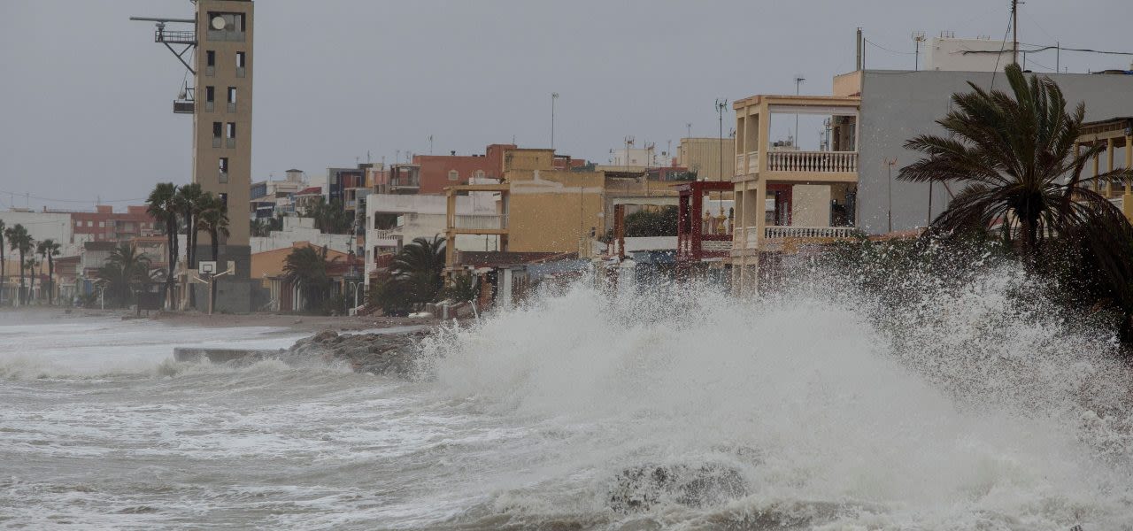 ANP-EPA-zware-regenval-en-hoge-golven-in-Spanje-1280x600
