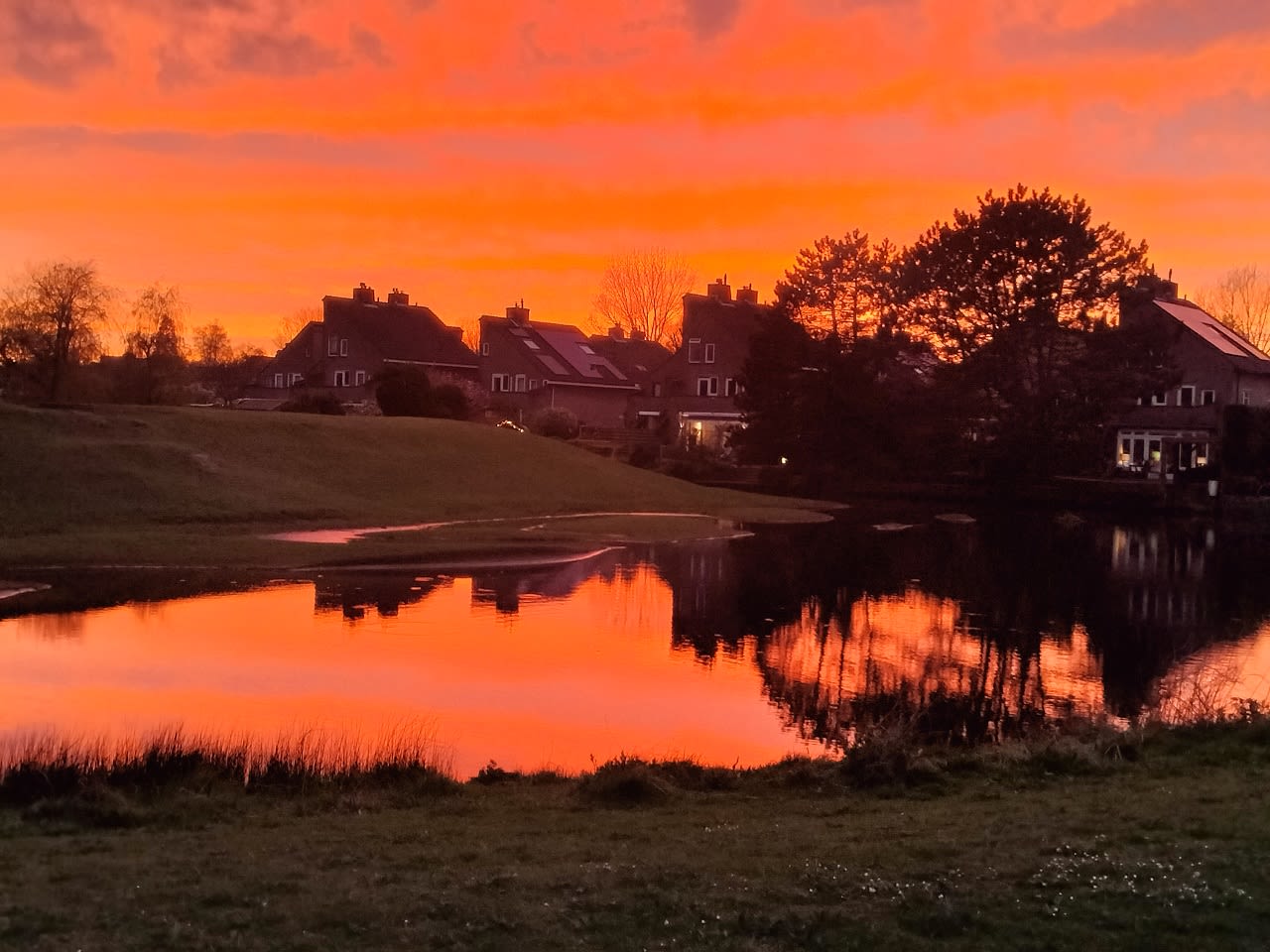 Schitterende zonsondergang door Saharastof. Foto: Karin Lina de Reus