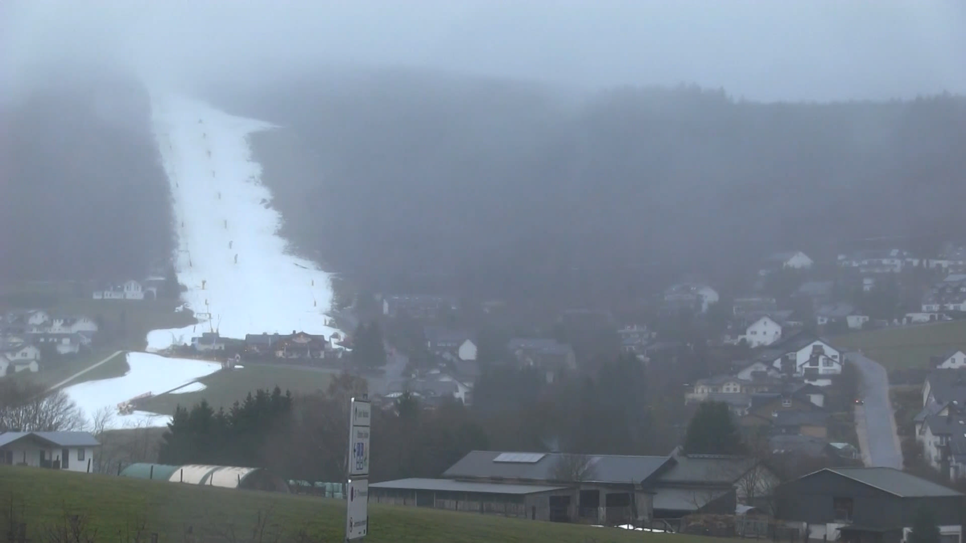 Alleen op de piste ligt nog sneeuw in Willingen. Beeld: Feratel