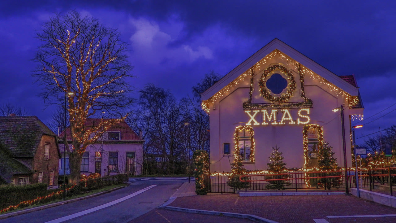 In de winter wordt veel stroom gebruikt. Bijvoorbeeld door kerstverlichting. Foto: Trudy Fortuijn