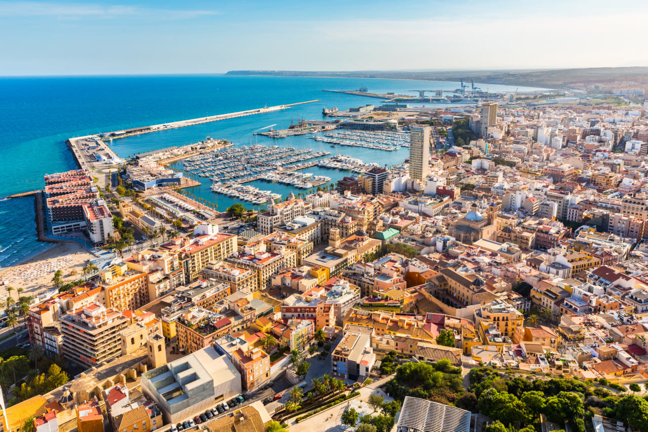 Alicante-uitzicht-over-stad-en-zee