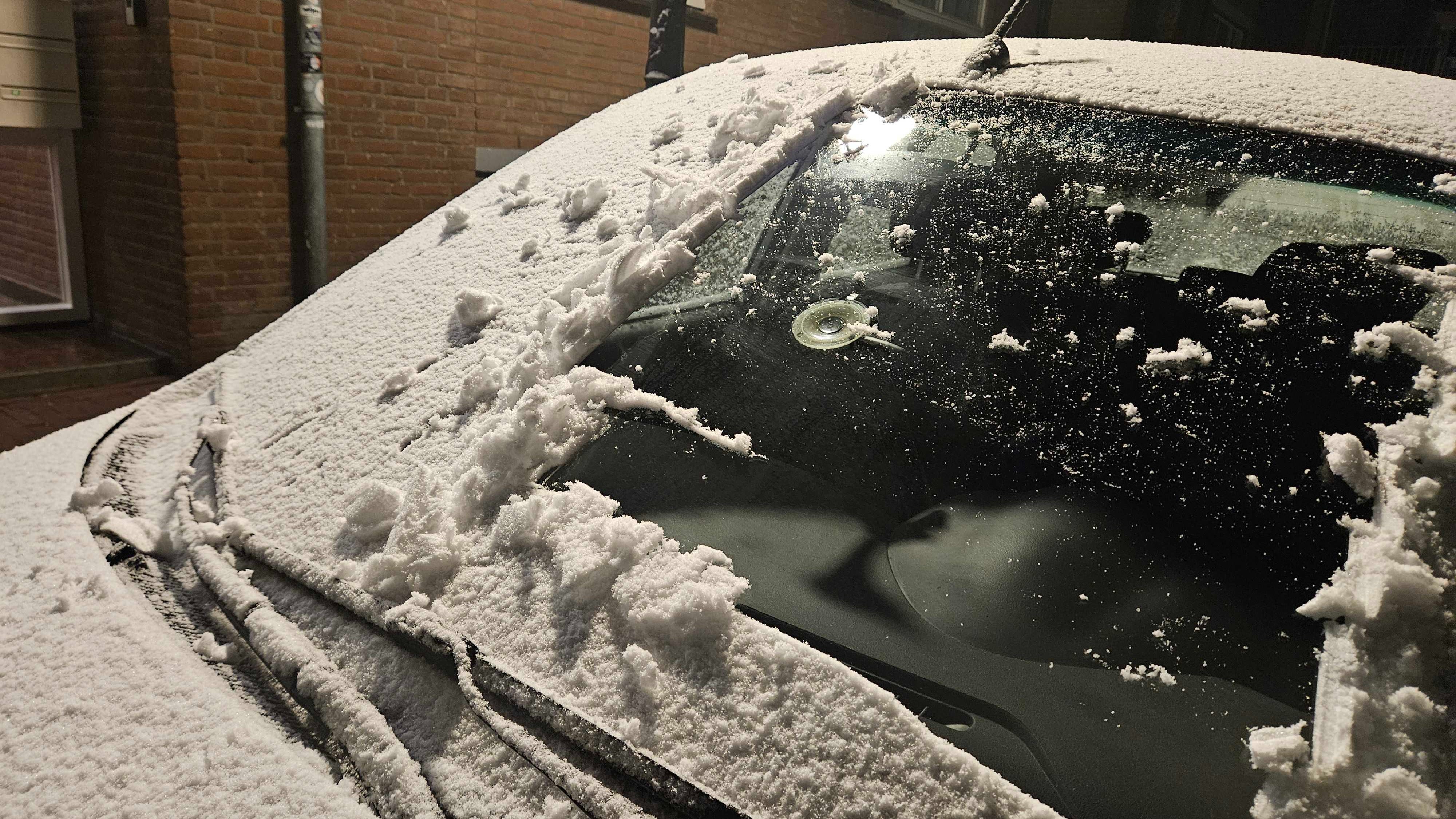 De sneeuw is makkelijk van de auto te krijgen. Foto: Matthijs van der Linden
