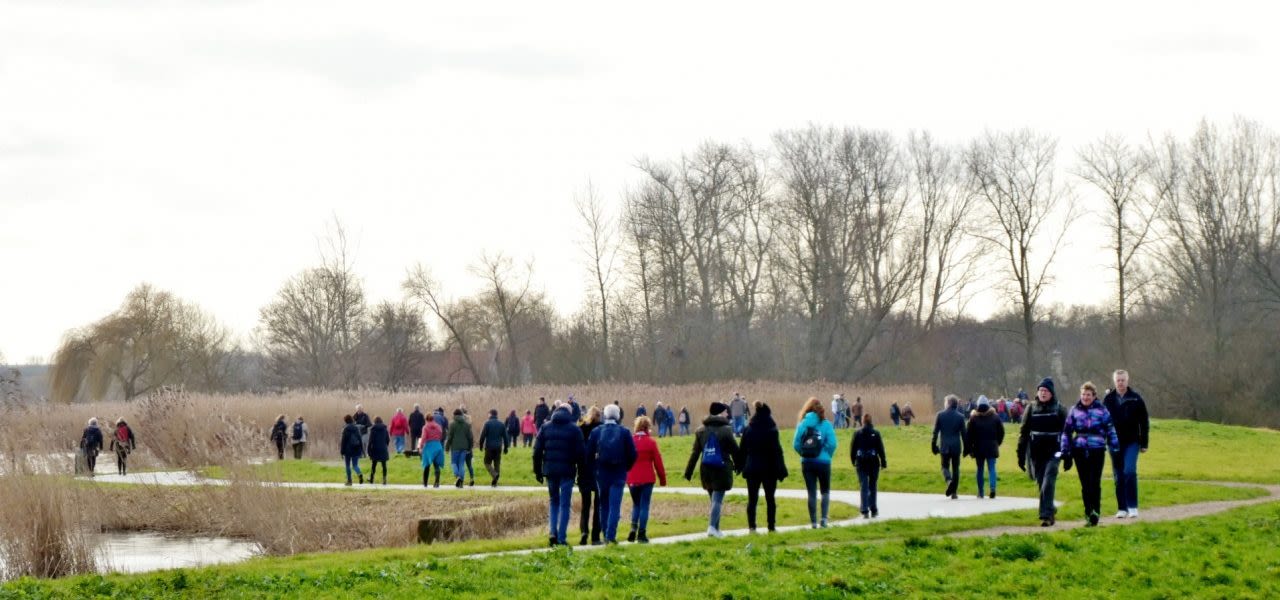 Weekend-zacht-met-wat-regen-wandelaars-genieten-1280x600