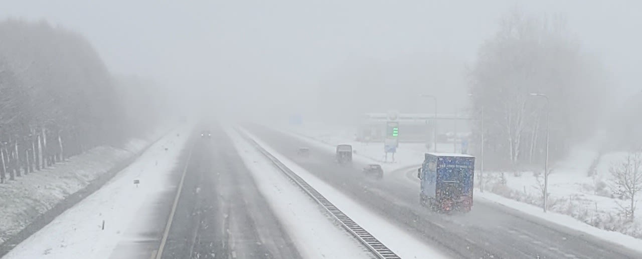 Sneeuw op de snelweg. Foto: Herman van Oost