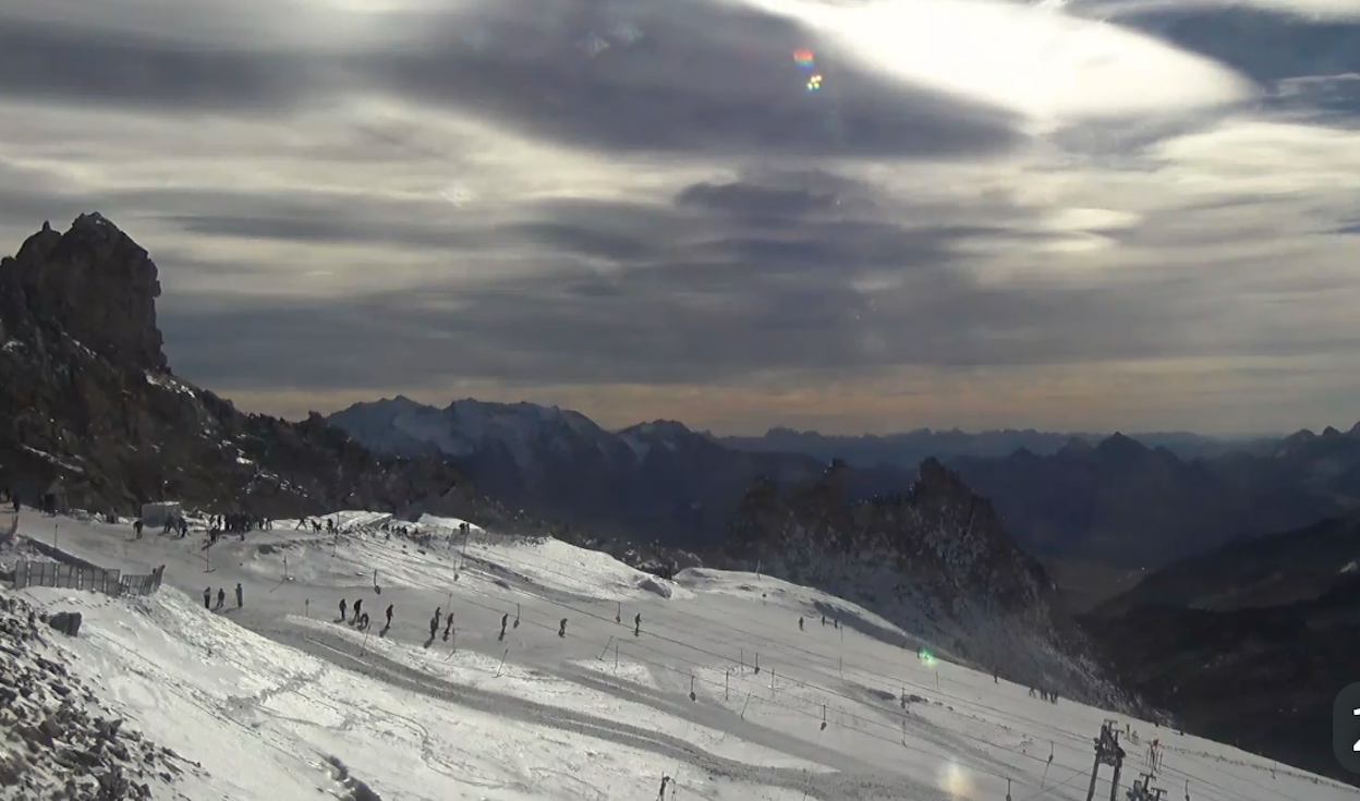 Op de Hintertuxer gletsjer wordt geskied. Webcambeeld via Feratel.